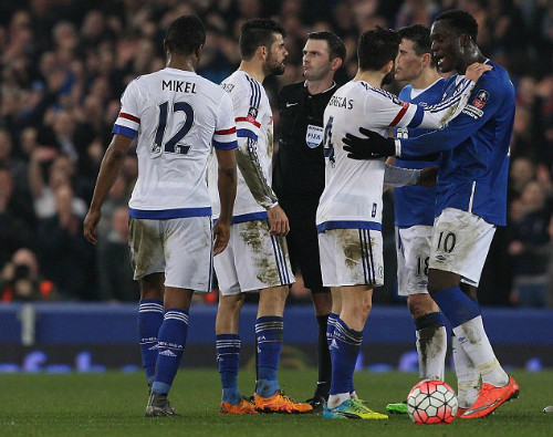 Phản ứng của Costa với trọng tài trong trận tứ kết Cup FA. Ảnh: Reuters.