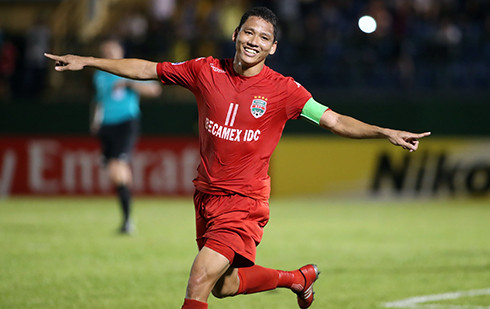 Anh Đức hai lần lập công từ chấm 11 mét giúp đội nhà thắng trận. Ảnh: Đức Đồng.