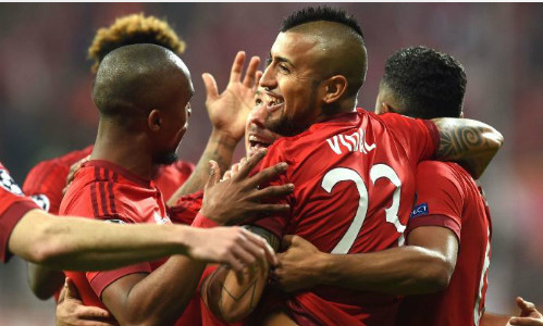 Vidal chia vui cùng đồng đội sau khi ghi bàn thắng sớm. Ảnh: AFP.