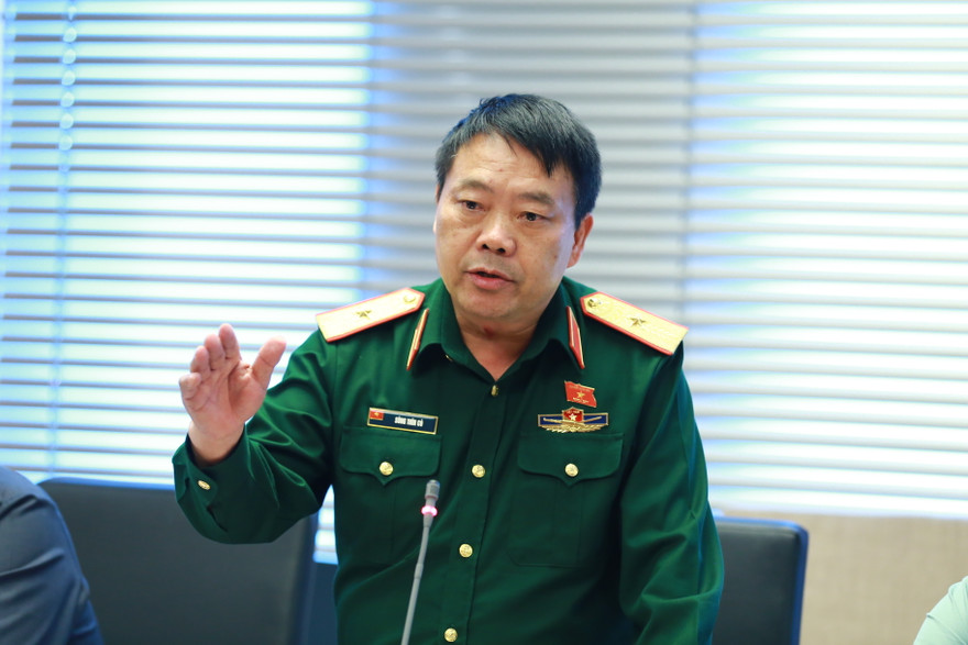 Tướng Sùng Thìn Cò (Hà Giang) phát biểu góp ý vào Dự thảo Luật Phòng chống tham nhũng. Ảnh Như Ý