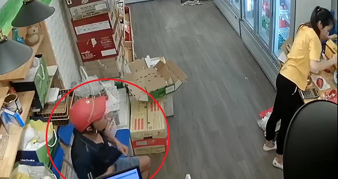 Vờ mua hàng rồi trộm liên tiếp 2 chiếc điện thoại ở Hà Nội