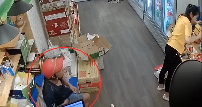 Vờ mua hàng rồi trộm liên tiếp 2 chiếc điện thoại ở Hà Nội