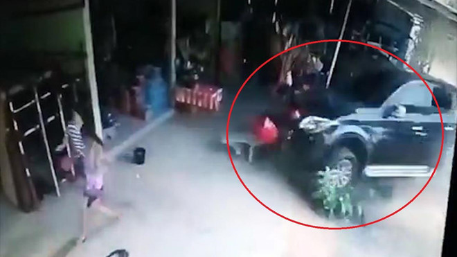 Xe bán tải tông thẳng vào cửa hàng, suýt gây tai nạn nghiêm trọng