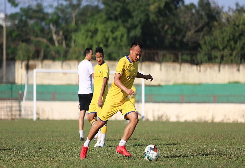 Mục kích tuyển thủ Trọng Hoàng tập khai xuân cùng SLNA 