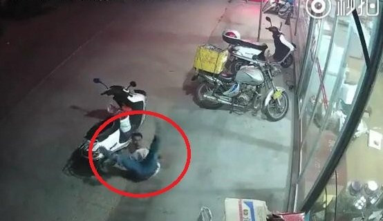 Clip: Bi hài thanh niên đâm đầu vào cửa kính, ngã bật ngửa ra đường