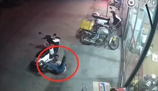 Clip: Bi hài thanh niên đâm đầu vào cửa kính, ngã bật ngửa ra đường