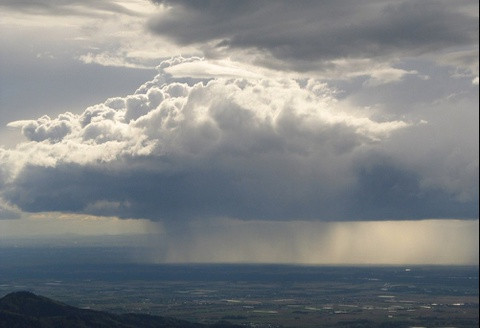 Tại sao mây thường có màu đen khi trời sắp mưa?