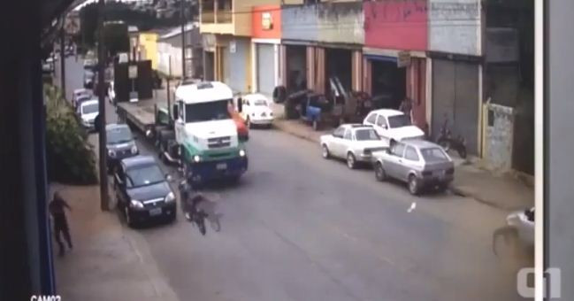 Bị hất bay người trong tai nạn thảm khốc, nam thanh niên vẫn ngồi dậy như thường