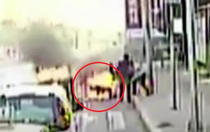 Clip: Tài xế xe buýt cứu người lái xe ba gác bị lửa thiêu sống kịch tính như phi