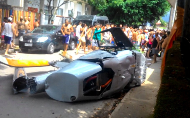 Đang đi bộ trên phố người đàn ông bị trực thăng rơi trúng người