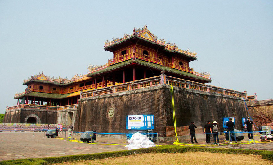 Làm sạch Cổng Ngọ Môn bằng hơi nước nóng