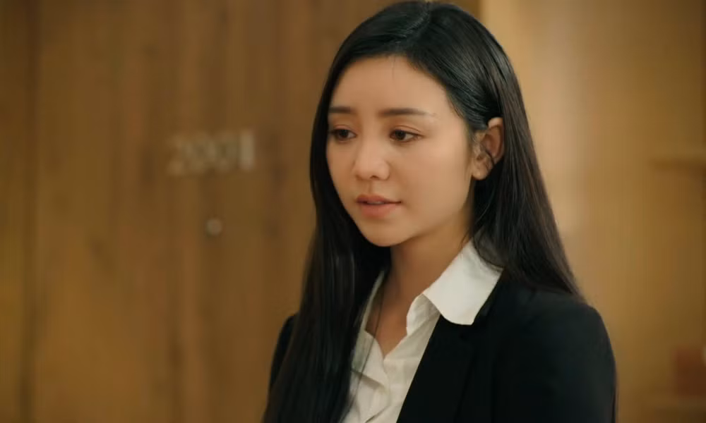 Bước Chân Vào Đời: Hở ra là quỳ, các nhân vật gợi cảm giác như đang trong phim cổ trang