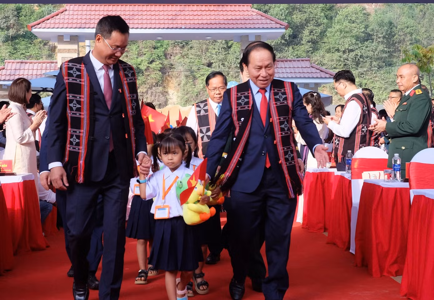 Phó Thủ tướng Lê Tiến Châu và Bí thư Thành ủy Đà Nẵng Nguyễn Ngọc Quang dẫn các em học sinh vào trường mới.