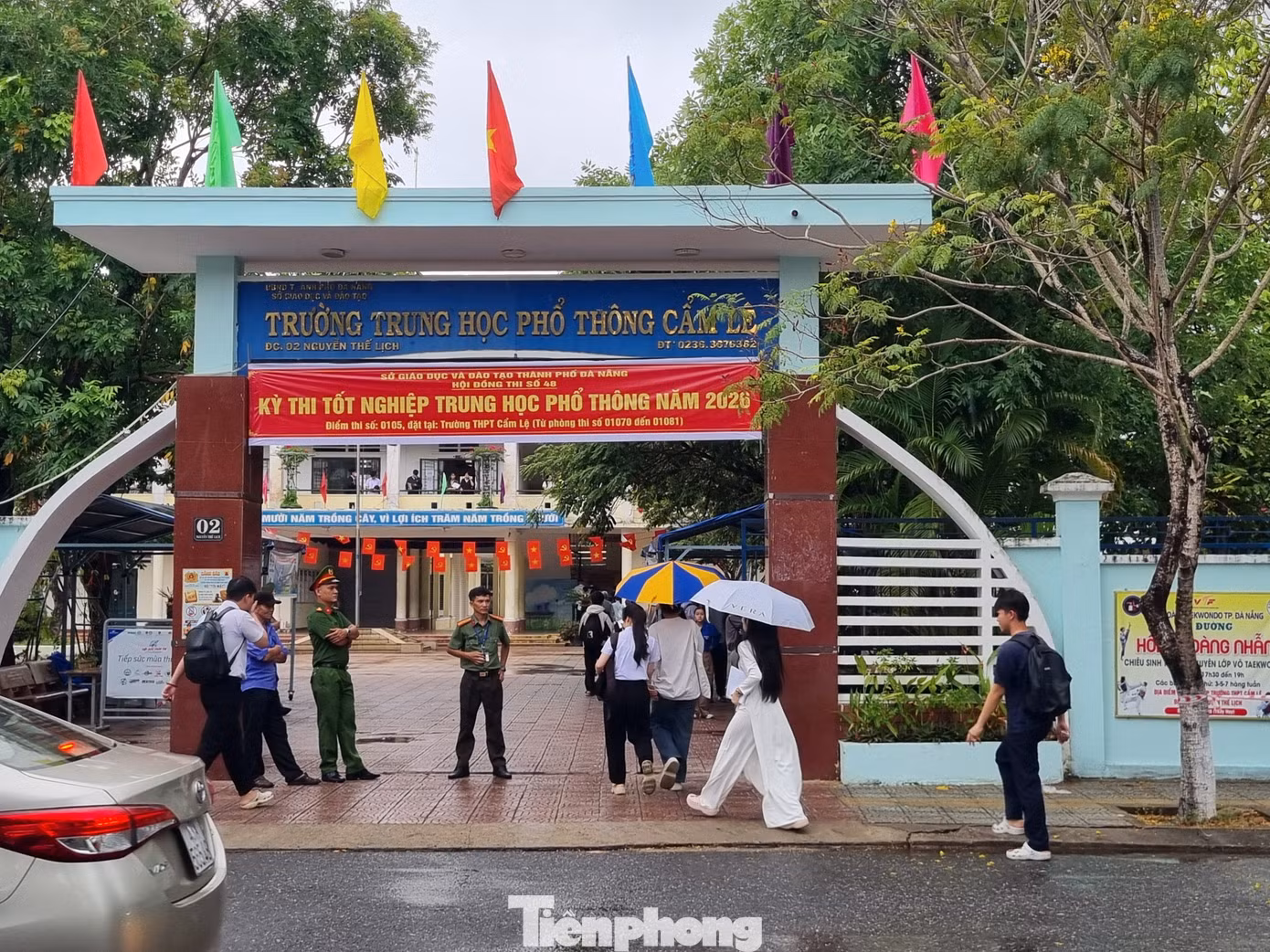 Thí sinh Đà Nẵng đội ô đến điểm thi. Ảnh: Thanh Hiền.