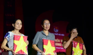 Cuộc 'hội ngộ' nghẹn ngào nước mắt trong ánh nến tri ân 