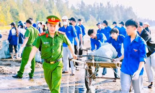 Tuổi trẻ Nghệ An đổi rác lấy cây, làm sạch biển