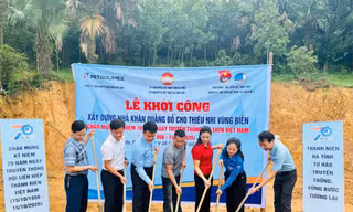 Khởi công nhà khăn quàng đỏ cho thiếu nhi vùng biên