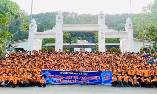 Đưa hàng nghìn học sinh đi tham quan 'chui'