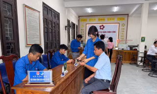 Thanh niên tình nguyện hỗ trợ chính quyền hai cấp.