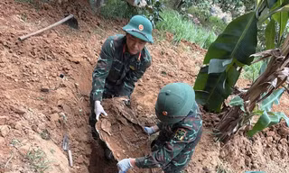 Tìm thấy võng dù, ống nhòm cùng nhiều kỷ vật chiến trường khi quy tập hài cốt liệt sĩ