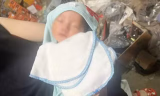 Bé gái sơ sinh bị bỏ rơi trước cổng nhà dân