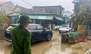 Xôn xao clip ô tô đỗ chắn ngõ nhỏ, điều thêm xe chặn lối ra