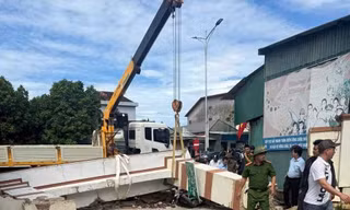 Xe cẩu va cổng làng, bé trai lớp 3 bị đứt lìa cánh tay