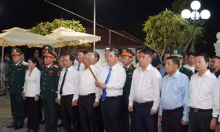Phó Thủ tướng Thường trực Chính phủ Phạm Gia Túc cùng các đại biểu trao quà tri ân thân nhân các gia đình liệt sĩ Đại đội Pháo binh 45 Hà Tĩnh.
