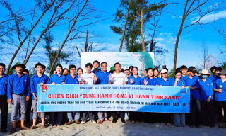 Hơn 200 đoàn viên ra quân làm sạch biển, thu gom gần 2 tấn rác