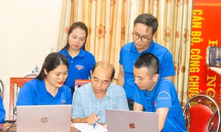 Cán bộ trẻ 'đi tận nơi, gỡ tận việc' ở xã biên giới Hà Tĩnh
