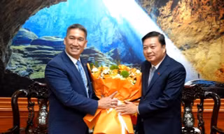 Quyền Bộ trưởng Hải quân Mỹ thăm Quảng Trị, cam kết tiếp tục hỗ trợ khắc phục hậu quả chiến tranh