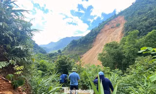 Núi nứt dài 1km đe dọa an toàn 61 hộ dân