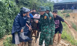 Hình ảnh công an, biên phòng căng mình di dời dân khỏi vùng sạt lở