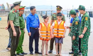 Công an, thanh niên xuống biển, về trường dạy kỹ năng thoát đuối nước dịp hè