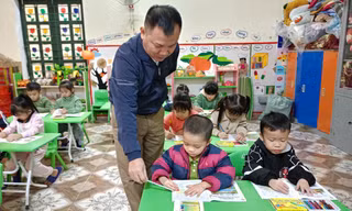 Thầy hiệu trưởng vùng cao trích lương lo bữa ăn bán trú cho học trò nghèo