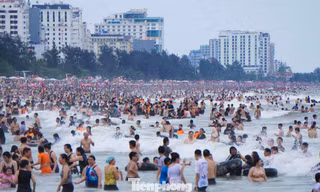 Chen chúc tắm biển Sầm Sơn