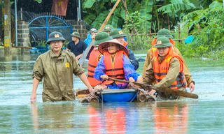 Công an Thanh Hóa dầm mình trong mưa lũ giúp dân