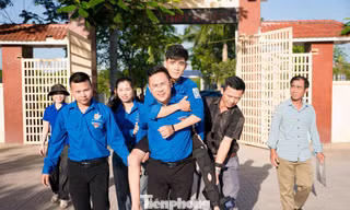 Màu áo xanh giữa mùa thi: Cõng thí sinh vào phòng thi, nấu bữa sáng miễn phí