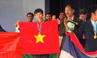 ‘Cú đúp’ Huy chương Vàng Olympic Vật lý của nam sinh Nghệ An