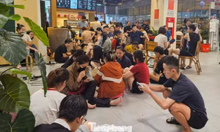Mất điện diện rộng sau bão số 10, người dân chờ cả tiếng ở trung tâm thương mại để sạc pin