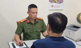 Công an làm việc với người đàn ông lái ô tô vứt rác bên đường gây phẫn nộ