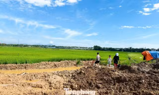 Đặc biệt, tại các vị trí này, trẻ em dễ dàng đi vào bên trong công trường chơi đùa, đối diện nguy cơ tai nạn bất cứ lúc nào.
