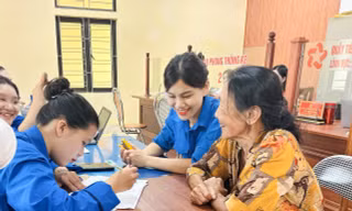 Thanh niên Hà Tĩnh 'số hóa' thủ tục cùng người cao tuổi