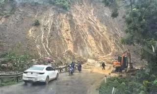 Quốc lộ 16 sạt lở nhiều điểm, ô tô đang di chuyển bị mắc kẹt