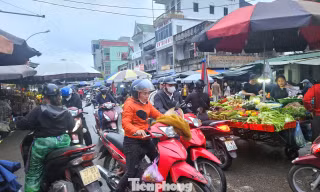 Vỉa hè, lòng đường biến thành chợ