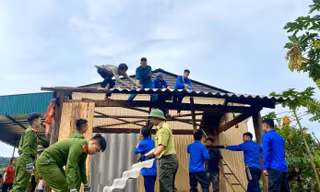 Đoàn viên, thanh niên giúp người dân làm đường, dựng nhà sau lũ lụt