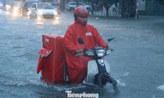 Mưa lớn ở Nghệ An: Phố biến thành ‘sông’, ô tô, xe máy chết máy hàng loạt 