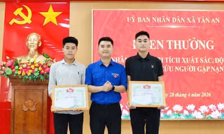 Khen thưởng hai nam sinh dũng cảm cứu nữ sinh nhảy cầu