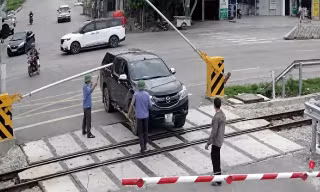 Xử phạt 19 triệu đồng, tước giấy phép lái xe nữ tài xế vượt rào chắn đường sắt