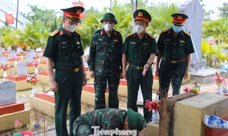 Tìm lại tên liệt sĩ giữa những hàng mộ trắng